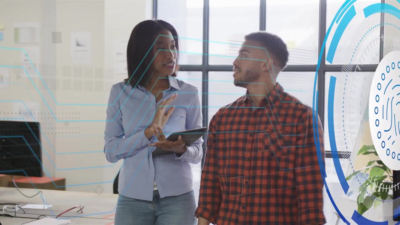 Femme tenant une tablette, homme marchant, un affichage tête haute (HUD) apparaissant pendant la marche, superposant une empreinte digitale pour la sécurité.