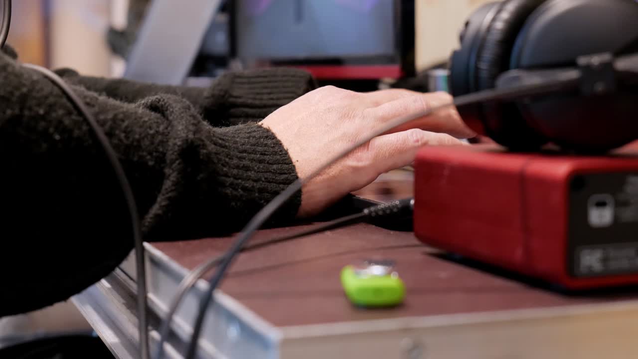 manos de un técnico de video en la producción de una transmisión en vivo