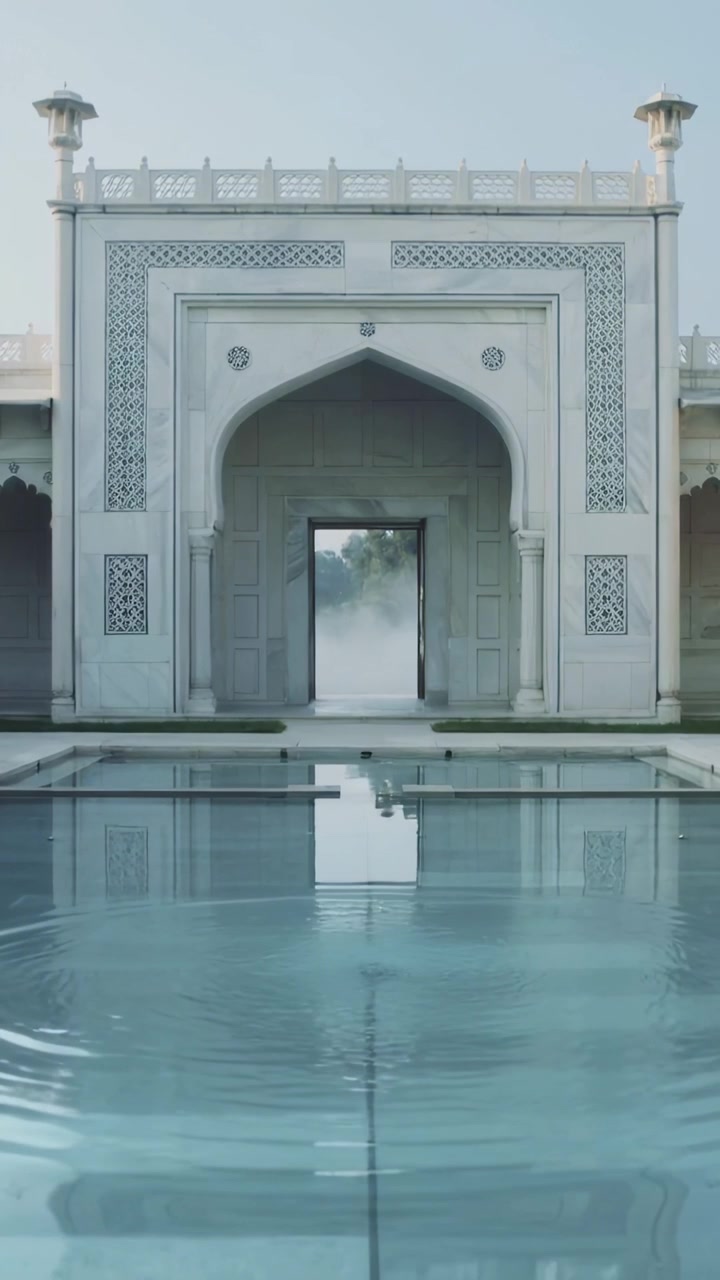 Video verticale: Piscina increspata che inizia da un'increspatura, con il riflesso di un arco bianco che si ammorbidisce nella nebbia del cortile.