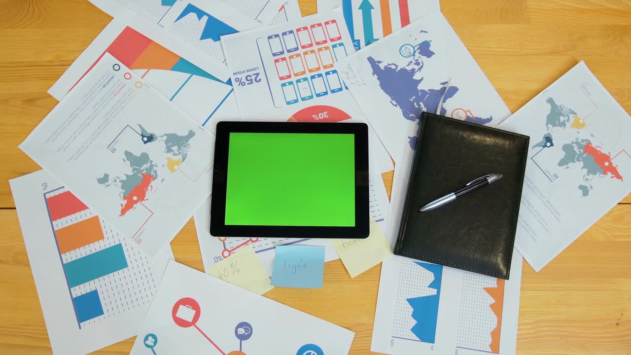 hombre usando una tableta con pantalla verde en el escritorio de la oficina, espacio de trabajo, búsqueda de información