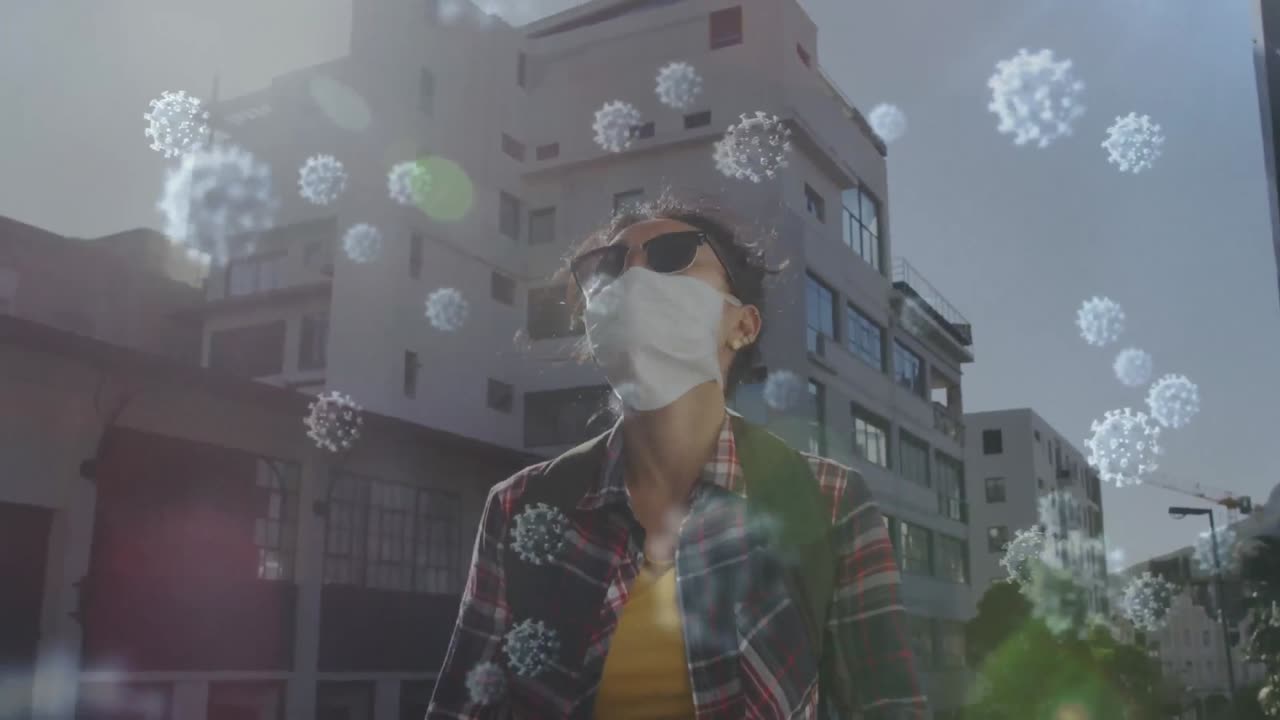 거리에서 얼굴 마스크를 쓰고 있는 아시아 여성 위에 떠다니는 거대한 코로나19 세포의 애니메이션