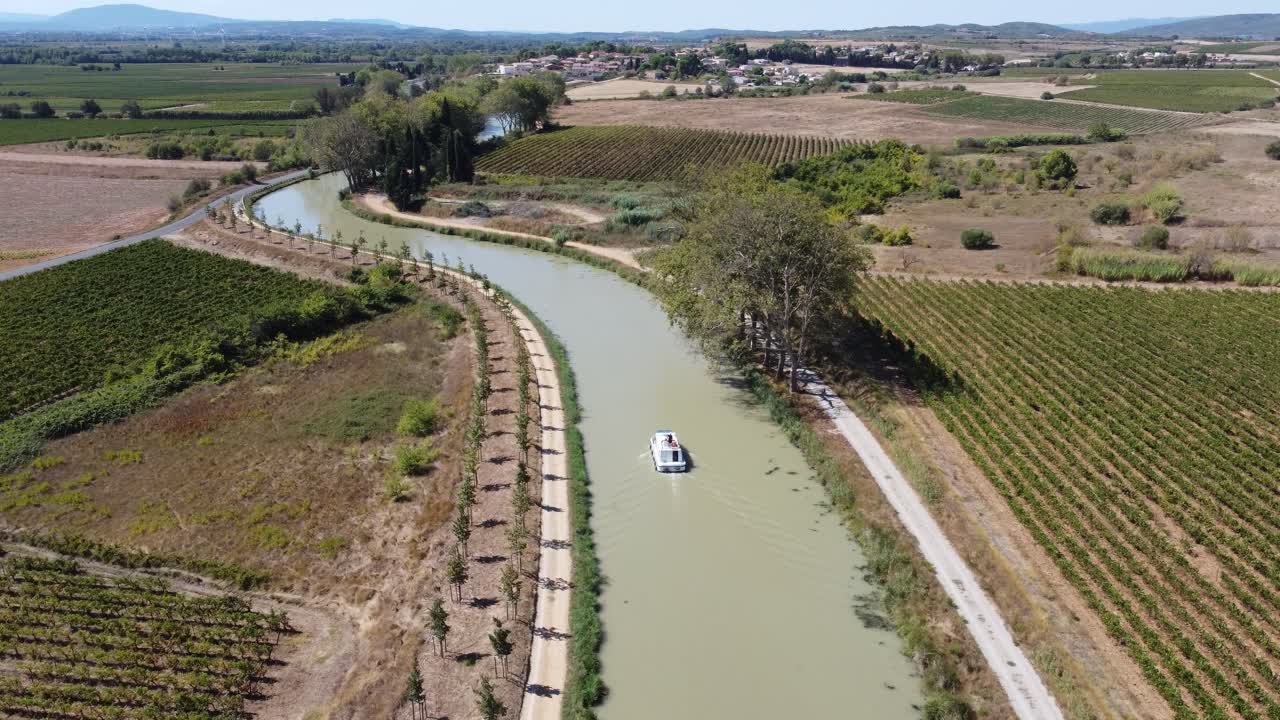 Destinazione prossimo villaggio, la barca si muove lentamente lungo i canali del Midi in Francia nella tarda mattinata