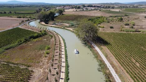 Próximo-Pueblo-De-Destino,-El-Barco-Avanza-Lentamente-A-Lo-Largo-De-Los-Canales-Midi-France-A-última-Hora-De-La-Mañana