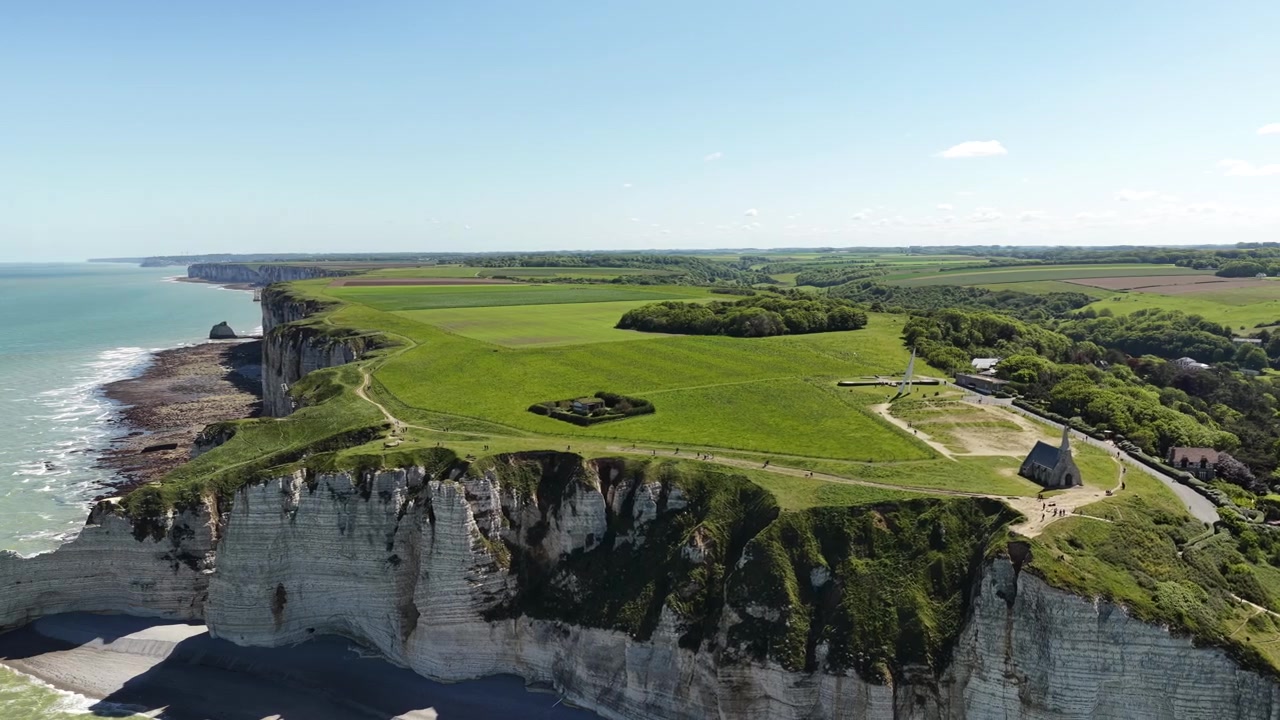 Klipperne ved Étretat, Alabasterkysten, Normandiet, Frankrig – luftfoto fra drone af Den Engelske Kanal-landskab