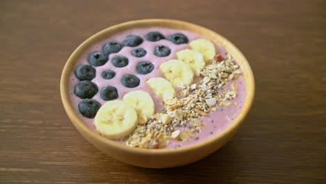 Tazón-De-Batido-De-Yogur-O-Yogur-Con-Bayas-Azules,-Plátano-Y-Granola---Estilo-De-Comida-Saludable