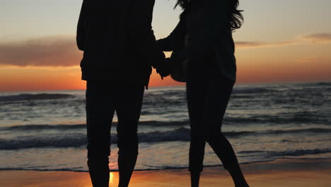 silueta, baile y pareja en la playa al atardecer