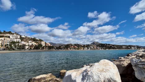 Vista-Sobre-La-Playa-De-La-Malagueta-En-Un-Día-Soleado-Con-Nubes-Que-Se-Mueven-Rápidamente,-España