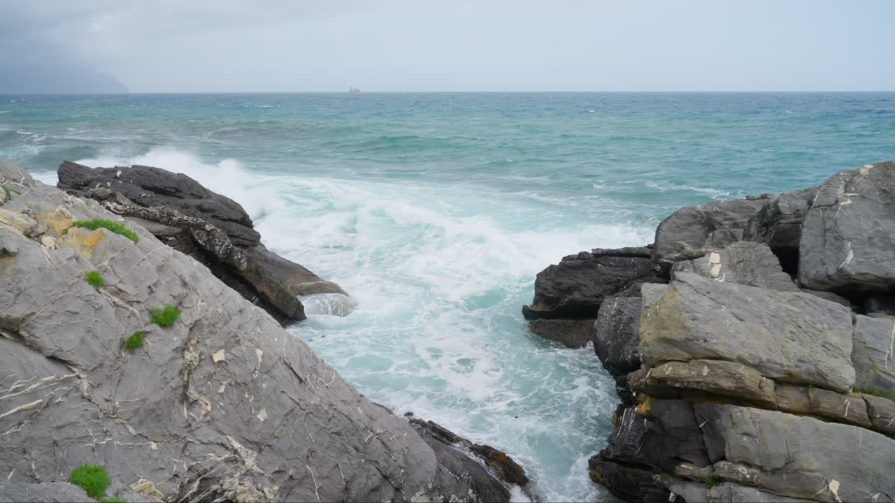 Rocce e onde impetuose nel Mar Mediterraneo
