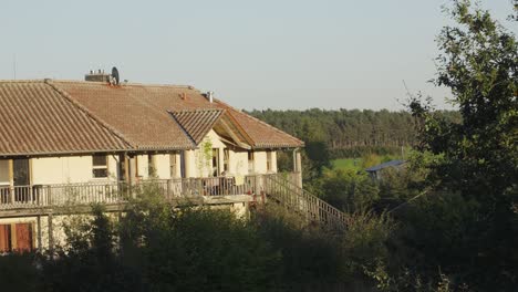 plano exterior de sieben linden ecovillage construyendo casas en alemania, día