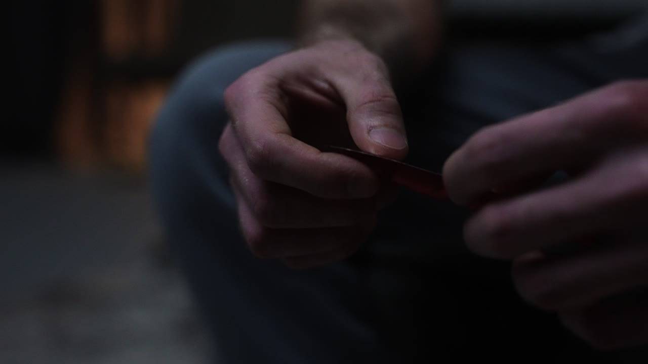 밤에 침대에 앉아 있는 남자