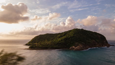 Hiperlapso-De-Drones-De-La-Isla-En-Tailandia-Durante-La-Puesta-De-Sol