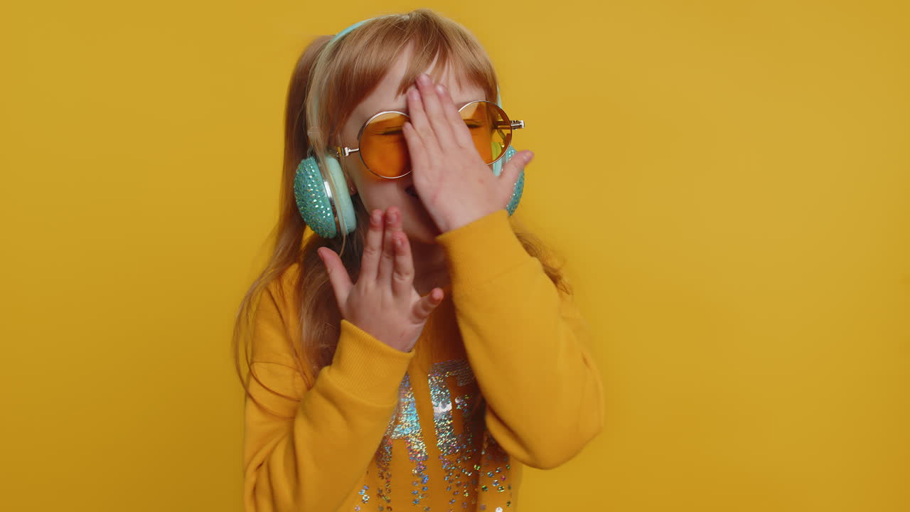 niño preadolescente feliz niña niño escuchando música a través de auriculares y bailando discoteca tonteando