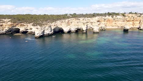 Vista-Aérea-De-La-Formación-Rocosa-Del-Algarve