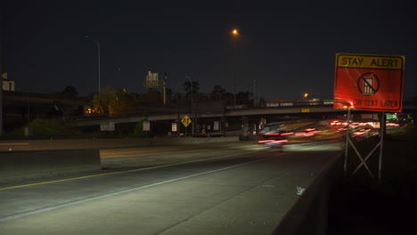 Zeitraffer-Von-Autos-Auf-Der-Autobahn-In-Der-Nacht