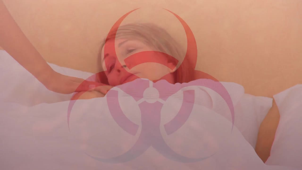 배경에는 침대에 누워 있는 여성 위에 건강 위험 표지판이 있습니다. 코로나19가 퍼지고 있습니다.