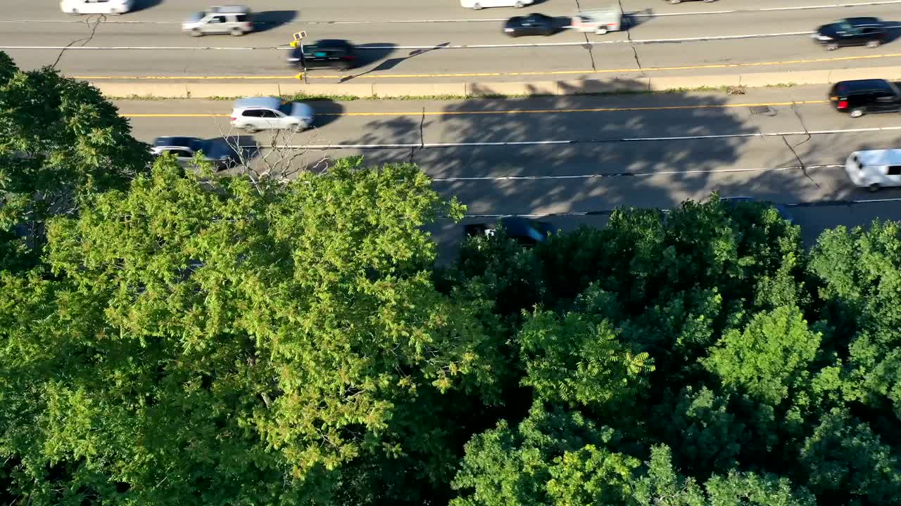 자동차로 가득 찬 고속도로를 따라 옆으로 날아가는 드론의 초저속