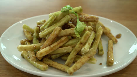 papas fritas con salsa de berenjena