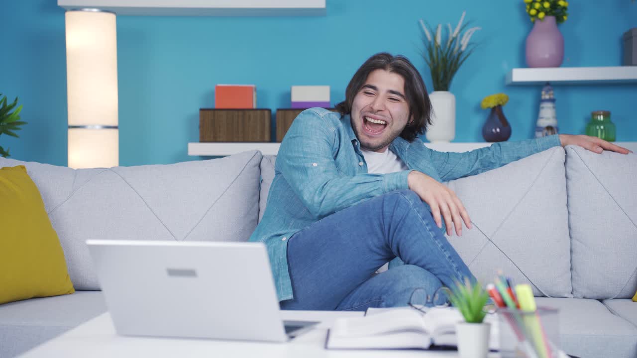 재미있고 흥분한 젊은이가 기을 느다.