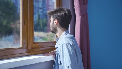 el hombre gritando por ayuda desde la ventana.