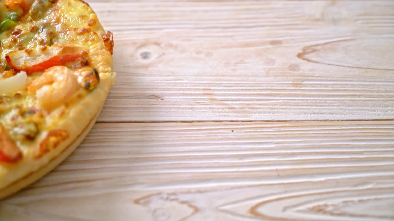 пицца с морепродуктами (креветками, осьминогами, мидиями и крабами) на деревянном подносе