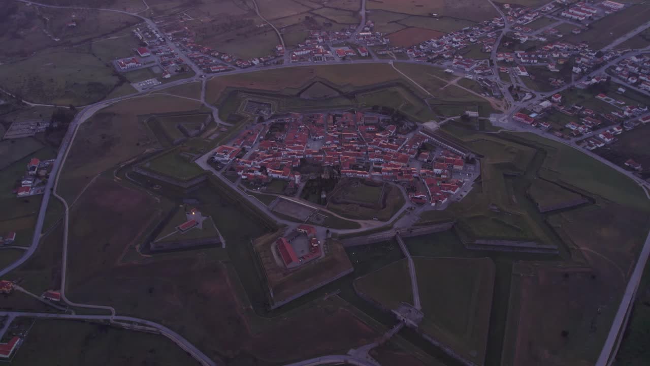 해가 지는 동안 포르투갈의 관광 중세 도시 알메이다의 위쪽 전망, 항공