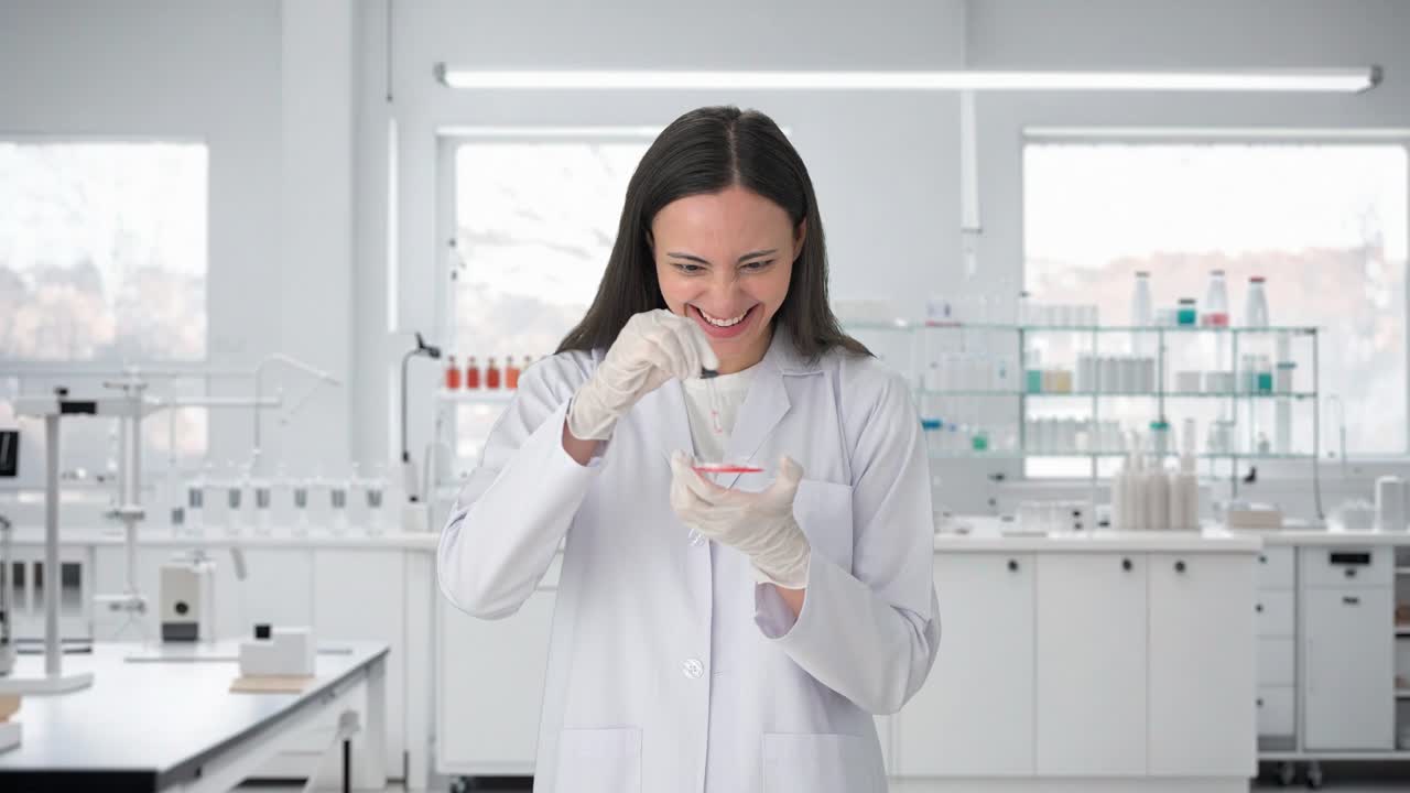 심령적인 인도 여성 과학자가 실험을 하고 있습니다.