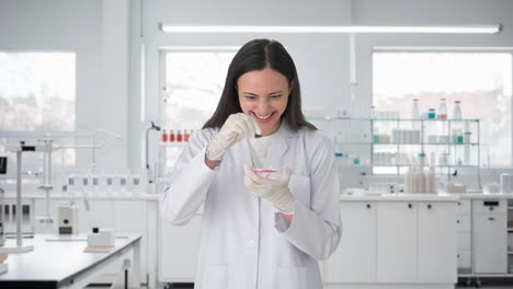 científica india psíquica haciendo experimentos