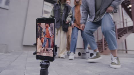 jóvenes bailando en la calle