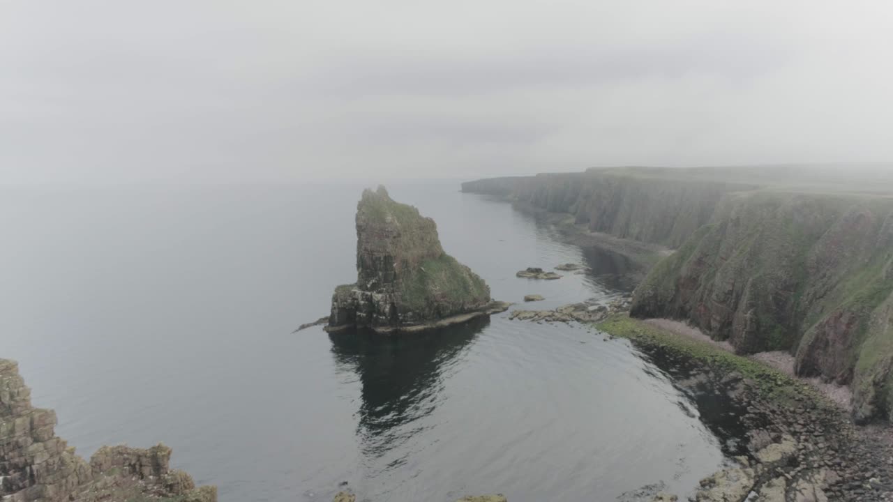 Statický záběr z dronu skalních věží Duncansby podél trasy Scotland North Coast 500 u John O'Groats.