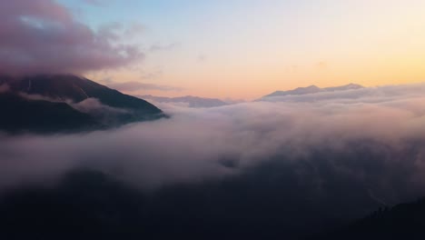 Volando-Sobre-Las-Nubes-Con-El-Sol-Tardío.-Fondo-De-Cielo-Colorido-Amanecer-O-Atardecer.