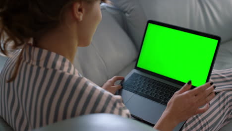 Manager-talking-virtual-meeting-with-chroma-key-screen-closeup.-Girl-wave-laptop