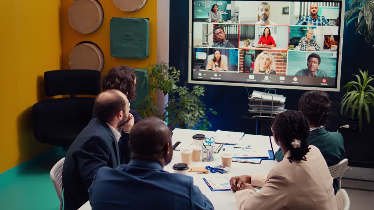 이사회 구성원들이 주주들과의 비디오 통화 회의에 참석합니다.