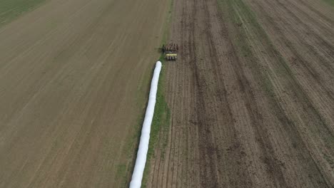 Vista-Aérea-De-Un-Granjero-Amish-Sembrando-Su-Campo-Con-6-Caballos