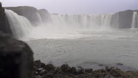 Stark-Schäumender-Wasserfall,-Der-Vom-Hang-Fällt