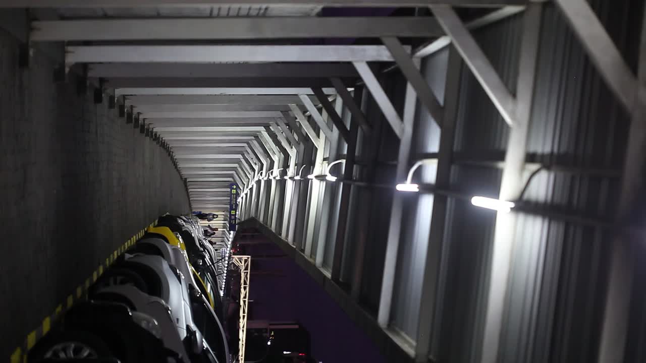 밤에 외로운 복도를 걷는 사람들