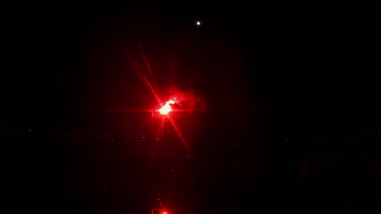 señal de socorro marítimo en llamas llamarada de mano - luz roja brillante