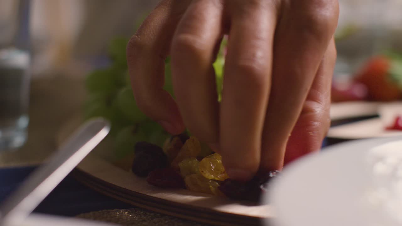 cerca de una familia musulmana sentada alrededor de una mesa en casa comiendo juntos 1