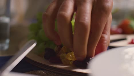 cerca de una familia musulmana sentada alrededor de una mesa en casa comiendo juntos 1