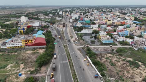 Toma-Aérea-De-Drones-Del-Tráfico-Que-Pasa-Por-La-Autopista-En-Una-Ciudad-India