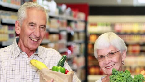 Pareja-Mayor,-Con,-Bolsa-De-Verduras,-En,-Tienda-De-Comestibles