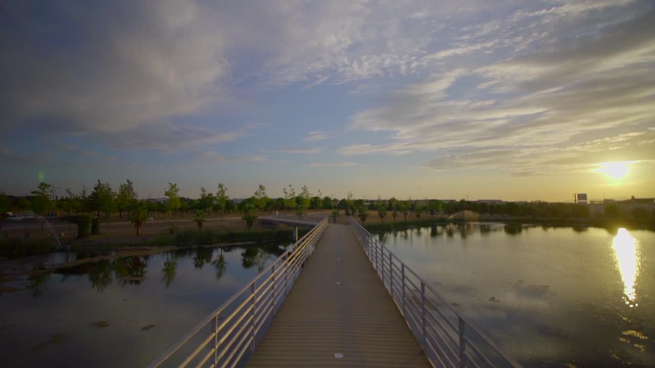 pasarela de puente suspendido en el lago, en la ciudad de castelo branco, portugal