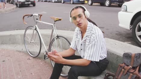 hombre de raza mixta usando su teléfono afuera