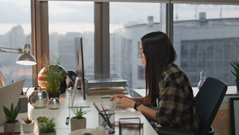 Positive-colleagues-discussing-project-office-closeup.-Team-talking-evening-work