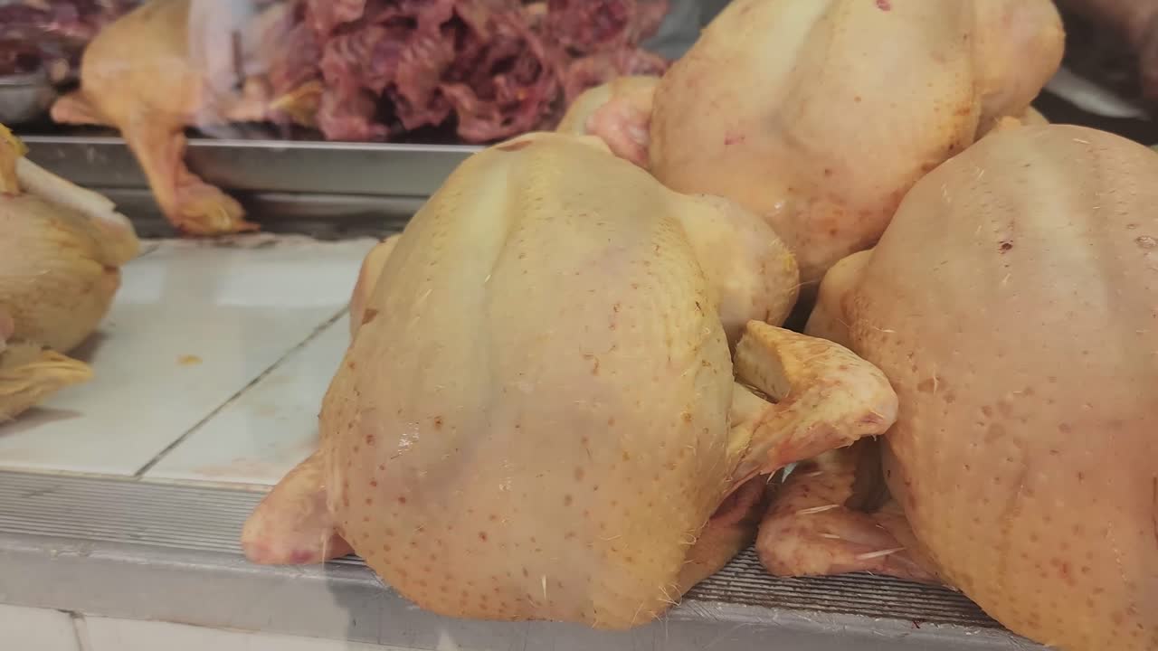 video 4k de pollos muertos en un mercado de carne-1
