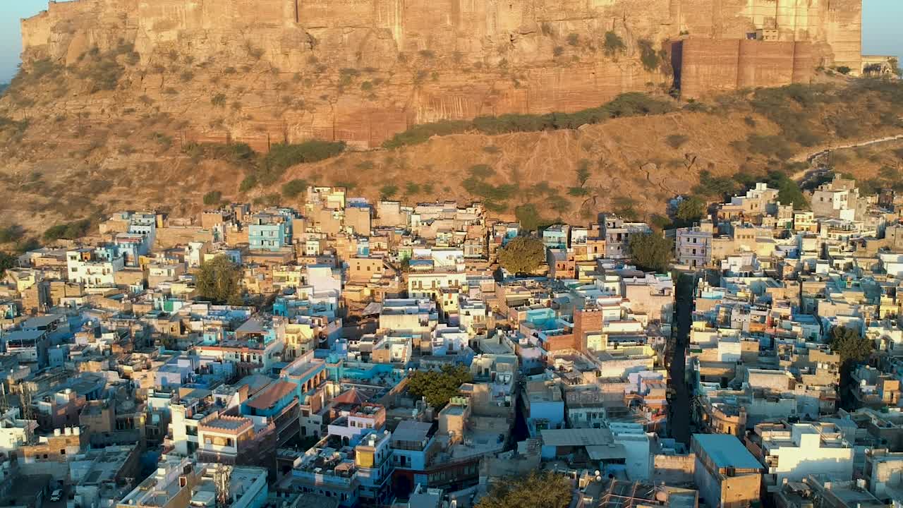 el amanecer sobrevuela la densamente poblada ciudad azul de jodhpur, rajasthan, india.