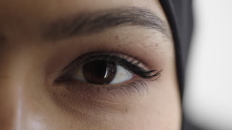 Cerrar-Los-Ojos-De-Una-Mujer-Abriendo-Mirando-La-Cámara-Cerrando-Usando-Maquillaje-Cosméticos-Vista-Saludable