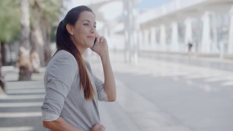 Mujer-Joven-Relajada-Hablando-Por-Su-Móvil