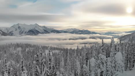 Drohnenansicht-Der-Schneebedeckten-Berge-Von-Revelstoke-In-Kanada