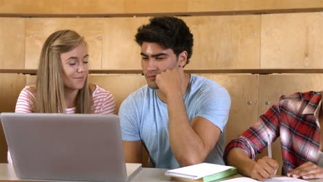 compañeros de clase estudiando en la biblioteca