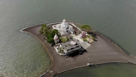 Famoso-Templo-Hindú-En-Mauricio-Rodeado-De-Agua